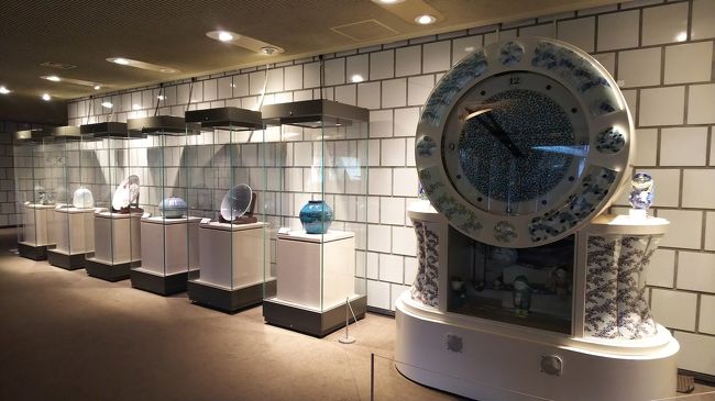 本日、佐賀県に来ています。まずは九州陶磁文化館で、有田焼や色々な陶磁器を見学しました。有田焼のからくりオルゴール時計や陶磁器の雛人形がインパクト有りました。その後に、九十九島の遊覧船で島巡りを50分間楽しみました。雨模様だったので、少し残念でした。