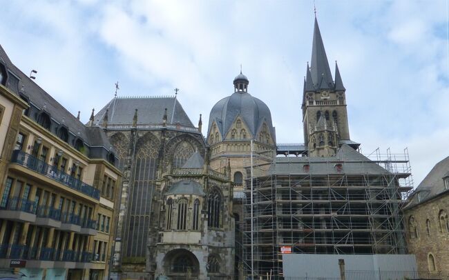 　観光3日目は、ブリュッセルからドイツに移動。ブリュールとケルン見学後、アーヘンに宿泊しました。ブリュールのアウグストゥスブルク城が翌日の月曜が休みのため、まずはそちらを先に見学、そしてアーヘン大聖堂の見学が後回し（翌日、観光４日目）になりました。<br /><br />　旅行の日程は以下の通り：★印がこの旅行記です。<br />　8月30日(木)　10:30関空～15:25アムステルダム経由16:55～17:40ブリュッセル着（ブリュッセル泊)<br />　8月31日(金)　ブリュッセル、ディナン（ブリュッセル泊)<br />　9月01日(土)　ゲント、ブリュージュ（ブリュッセル泊)<br />　9月02日(日)　ブリュール、ケルン（アーヘン泊)<br />★9月03日(月)　アーヘン、<br />　　　　　　　　ヴュルツブルク（ヴュルツブルク泊)<br />　9月04日(火)　ローテンブルク（ヴュルツブルク泊)<br />　9月05日(水)　バンベルク、ニュルンベルク（ヴュルツブルク泊)<br />　9月06日(木)　ミルテンベルク、アシャッフェンブルク、フランクフルト（フランクフルト泊)<br />　9月07日(金)　11:30フランクフルト～12:45アムステルダム14:40～（機内泊）<br />　9月08日(土)　8:50関空着<br />