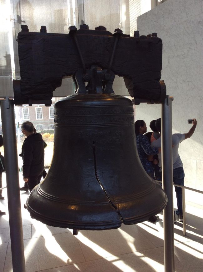 アメリカ東海岸の旅もいよいよ佳境に入ってきました。ボストンの次にフィラデルフィアへ行きました。この都市もボストンのようにヨーロッパの雰囲気を醸し出しています。ホテルの横は森でした。小さな川も流れていて御伽の国に来たみたいですよ。