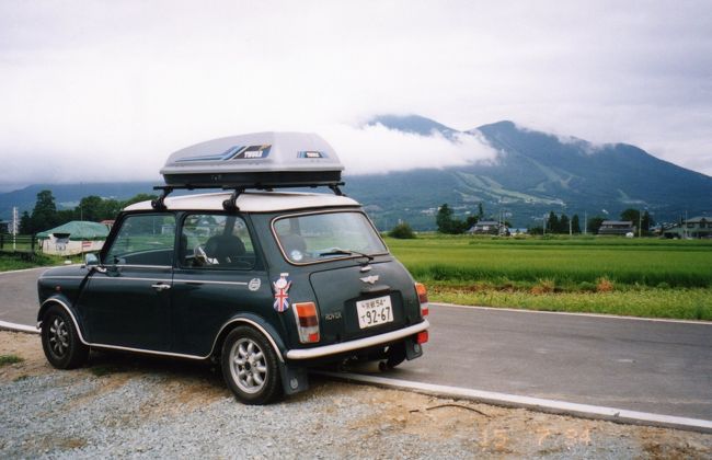 大阪から今なき愛車ミニクーパーを駆って陸路で東北旅行へ。<br />二個上の先輩と二人旅。<br />余り天候に恵まれず、肌寒い中の旅行だったことを思い出す。<br />色々トラブルに見舞われながらも、楽しい旅だった。<br /><br />改めて写真にコメントを付けていくと、まったく記憶のないものが沢山あるが、写真に写っている情報から、ネット検索やグーグルマップから場所や店を探し出す新しい楽しみ方を発見してしまった。<br />