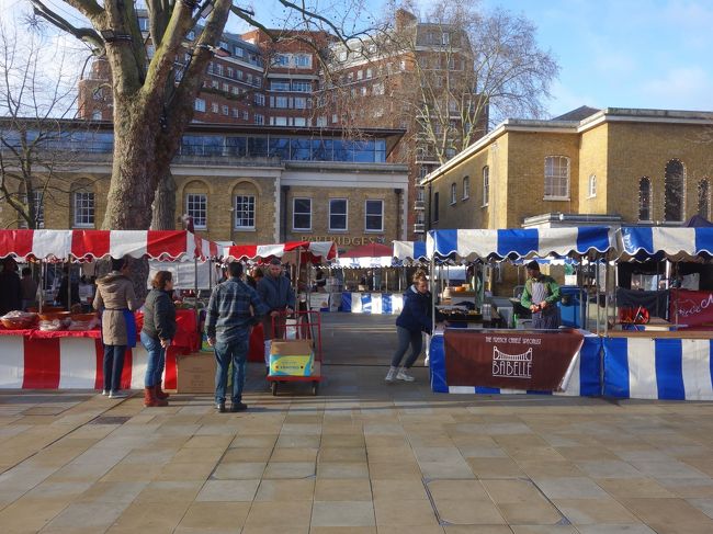 今日は土曜日。アサイチには，Sloane Square までアンダーグランドで行き，パートリッジ・フード・マーケットに行きました。スーパーのパートリッジのまん前の広場です。