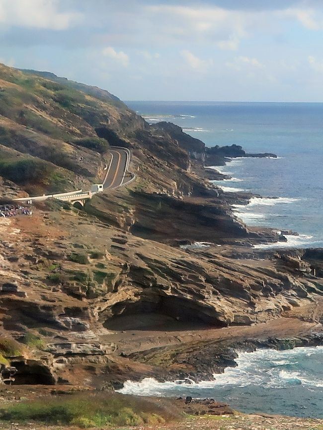 マカプウ岬（Makapuu Point）は、ハワイ州のオアフ島最東端に位置する岬。マカプウ地域に所在する。ホノルルから7.5マイル (12 km)の距離にあり、マカプウやワイマナロ湾の景観を一方に、カイウイ海峡を他方に一望することができる人気のハイキングスポットである。1909年に完成し、1974年に自動化されたマカプウ岬灯台の所在地である。マカプウ岬灯台には世界最大級のフレネルレンズが使われている。灯台及びその周辺は、アメリカ沿岸警備隊が所有している。 冬場のホエールウォッチング、モロカイ島やラナイ島といった近隣の島を見るなど、海を見ることでも人気である。<br />（フリー百科事典『ウィキペディア（Wikipedia）』より引用）<br /><br />　オアフ島（英語：Oahu）は、ハワイ諸島のうちの一つの島であり、3番目に大きい島である。ハワイ州ホノルル郡に属し、州都ホノルル市がある。愛称は集いの島（The Gathering Place）。 <br />総面積は国後島とほぼ同じ1,545.3km2で、沖縄本島と韓国済州島の中間ほどの大きさである。最大部で島の長さは約71km（44マイル）、幅は約48km（30マイル）である。海岸線の長さは180km（112マイル）である。 <br />（フリー百科事典『ウィキペディア（Wikipedia）』より引用）<br /><br />ワイキキビーチ マリオット リゾート＆スパ　については・・<br />https://www.marriott.co.jp/hotels/travel/hnlmc-waikiki-beach-marriott-resort-and-spa/<br /><br />ANA A380で行く　もりだくさん　ハワイ6日間♪【オアフ島周遊プラン】　<br />＜マリオットプラン＞　阪急交通社　トラピックス　　<br /><br />1月25日（日）　　3日目<br />08：30　　　ホテル前　送迎バス乗車　　08：40　　<br />09：30　　　シーライフパーク　入場　　（5時間滞在・カウ・カウ・キッチン）<br />14：30　　　シーライフパーク　送迎バス乗車<br />15:00　　　ホテル前 到着　　（休憩後、ワイキキ散策など）　3時間<br />18:00　　　ロイヤルハワイアンセンター4階へ　<br />夕食はハワイアンショー「ロッカフラ（ＲＯＣＫ－ａ－ＨＵＬＡ！)」<br />【宿泊地：ホノルル泊】ワイキキビーチ マリオット リゾート＆スパ<br />