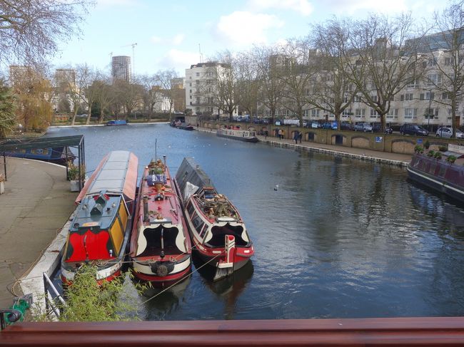 ロンドンにもヴェニスがある！そう，Little Venice と呼ばれる水場があるのです。パリのサン・マルタン運河を思い出します。こっちは，かわいい narrowboats が浮かんでいました。