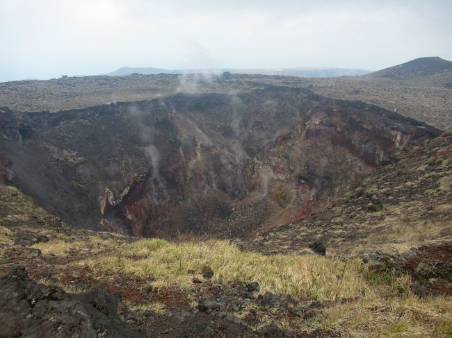 意外と近い東京の穴場の離島 : 伊豆大島。<br />まともに船賃を払うと片道だけでも6,800円(特2等の場合)掛かるところ、東海汽船の「三原山フリーハイキングコース」のプランを使うと”往復”の船賃・大島温泉ホテルでの朝食と露天風呂・移動の路線バス代・保険料込みで片道の正規の船賃よりも安い6,000円弱~で行けてしまうんです。<br />椿の季節限定の超お得な旅です。<br /><br />今回は大島温泉ホテル1泊をオプションで追加しましたが、それでも一人泊ながら20,000円以下。<br />お天気にも恵まれ、富士山や三原山を見渡せる露天風呂にどっぷりとつかり、明日葉や島寿司など美味しいものも満喫した2泊3日でした。<br /><br />【初日 2020/2/19(水)】<br />22:00竹芝桟橋から大型客船特2等席で大島へ<br /><br />【2日目 2/20(木)】<br />6:00大島岡田港着 →大島温泉ホテルで朝食&絶景露天風呂 →三原山お鉢まわり →「歌乃茶屋」でランチ →大島公園にて椿まつり →大島温泉ホテル泊<br /><br />【3日目 2/21(金)】<br />8:00ホテルからママチャリでサンセットパームラインまで一気に駆け下る →元町港 →地層大切断面(はアクシデントで断念) →元町「寿し光」にてランチ →「浜の湯」露天風呂 →15:30元町港発ジェット船 →17:30竹芝桟橋着 <br /><br />ここでは、2泊3日の旅のアウトラインをなぞってみます。