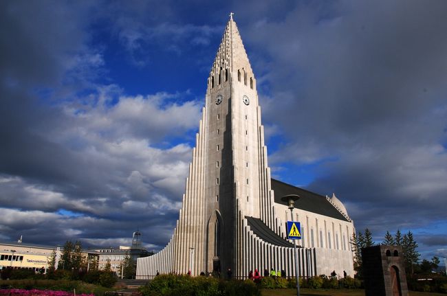アイスランドの旅、前半のレンタカー・ドライブを終え、後半はまず、レイキャビクの街歩きから。<br />首都とは思えないくらい小ぢんまりした、かわいらしい街です。<br />そして翌日はホエールウォッチング・ツアーに出かけてきました。<br />