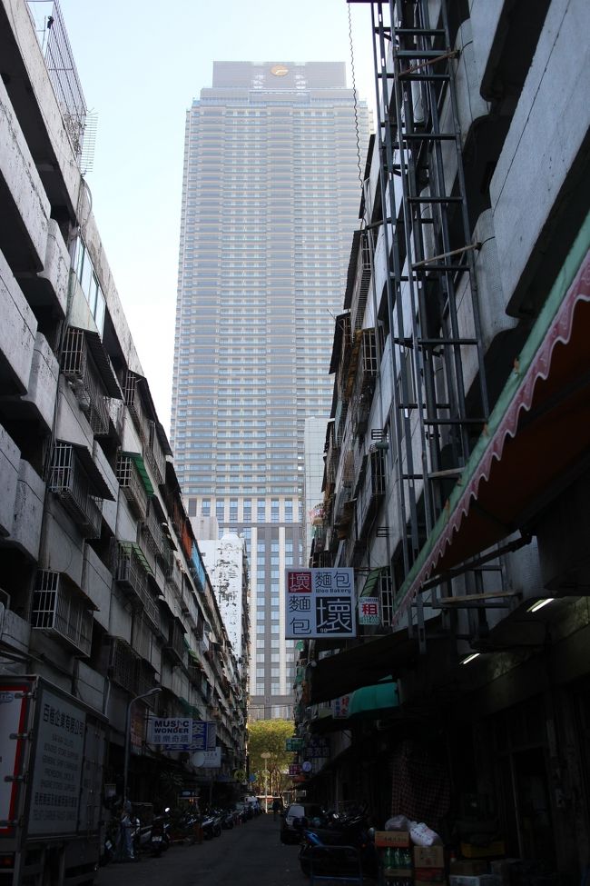 いつか見た台南の旅行写真に一目惚れして、絶対行くと決めた時からずっと航空券が安くなる日を待っていました。<br />1月2日~5日と過ごしやすい時期に安く購入出来たので無事に行くことが出来ました。<br /><br />高雄は3連休でも行けるので台南をメインに。<br />ホテルが全般的に安かったので高級ホテルを2ヵ所満喫し、感動的な出会いもあり、私が今まで経験した旅行の中でもトップクラスで楽しんでしまいました。<br /><br />■飛行機<br />チャイナエアライン<br />3人分で129284円(公式サイトから手配)<br />1月2日(木)<br />CI103 成田12:25-15:55高雄<br />1月5日(日)<br />CI102 高雄7:05-11:25成田<br /><br />■ホテル<br />大億ランディスホテル 1泊朝食付き15312円(公式サイトから手配)<br />台南シャングリ・ラ ファー イースタン プラザ 1泊朝食付き19467円(Expediaから手配)<br />リバーサイドホテル 1泊素泊まり6071円(Expediaから手配)<br /><br />■駐車場<br />シャトルパーキング<br />4日間で2900円<br /><br />1日目の旅行記<br />https://4travel.jp/travelogue/11586599<br /><br />2日目の旅行記<br />https://4travel.jp/travelogue/11591334