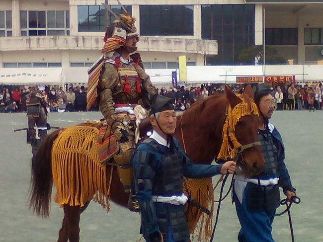 温泉遠征のついでに和水町で開催される肥後国衆祭りを見に行きました。<br />催し物の待ち時間に田中城跡も見学。田中城ミニミュージアムは小さいながら見応えがありました。<br />帰りに立ち寄った平山温泉にはまさかの確認不足で入湯できず。日を改めて訪れました。<br />【今回の温泉】(通し番号)<br />(3)熊入温泉 サンパレス松坂 弱アルカリ性単純泉 源泉かけ流し(一部循環式) 通常300円<br />(5)平山温泉フローラ 弱放射線アルカリ硫黄泉 源泉かけ流し 通常400円