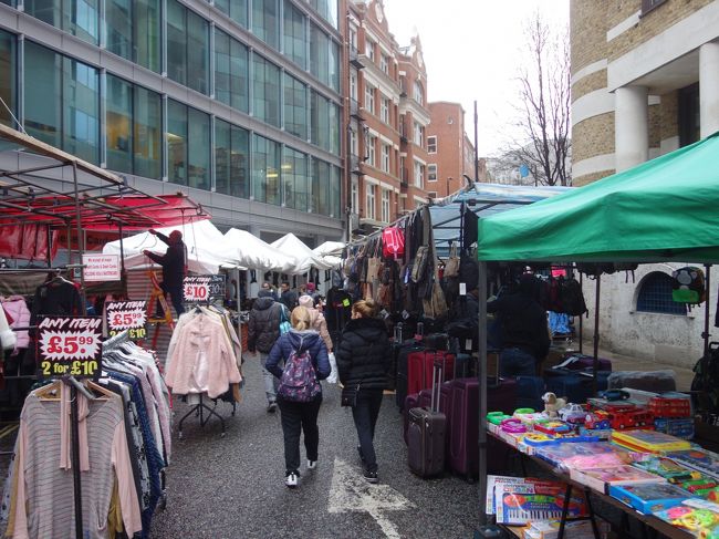 Petticoat Lane Market は洋服中心の路上マーケット。安い。