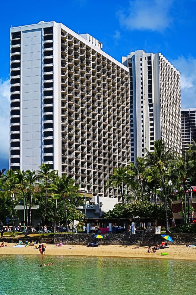 <br />ワイキキビーチ マリオット リゾート＆スパ　については・・<br />https://www.marriott.co.jp/hotels/travel/hnlmc-waikiki-beach-marriott-resort-and-spa/<br /><br />　オアフ島（英語：Oahu）は、ハワイ諸島のうちの一つの島であり、3番目に大きい島である。ハワイ州ホノルル郡に属し、州都ホノルル市がある。愛称は集いの島（The Gathering Place）。 <br />総面積は国後島とほぼ同じ1,545.3km2で、沖縄本島と韓国済州島の中間ほどの大きさである。最大部で島の長さは約71km（44マイル）、幅は約48km（30マイル）である。海岸線の長さは180km（112マイル）である。 <br />（フリー百科事典『ウィキペディア（Wikipedia）』より引用）<br /><br />ANA A380で行く　もりだくさん　ハワイ6日間♪【オアフ島周遊プラン】　<br />＜マリオットプラン＞　阪急交通社　トラピックス　　<br />1月26日（日）　　4日目<br />07：25～12：00頃　≪クジラウォッチング≫（4時間）<br />17:10　　ホテル前　ドンキーツアー送迎車<br />17:30　ハワイ・カイ地区「ロイズ・レストラン」1号店にてディナー<br />19:45　タンタラス夜景観賞　　　20:30　ホテル帰着<br />【宿泊地：ホノルル泊】ワイキキビーチ マリオット リゾート＆スパ<br />