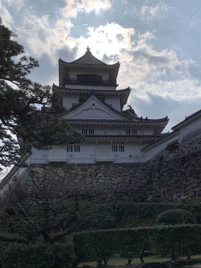 昨年の11月に初めての四国、徳島と香川に旅をして残りの2県を制覇するべく今回は高知と愛媛に行ってきました。今回の旅では食べたものがみんな美味しくてハズレがありませんでした。高知にはおいしいお店がたくさんあるんですね。『ひろめ市場』で食べた「カツオのたたき」は本当においしくて驚きました。高知城も美しく、今回の旅で高知が大好きになりました。