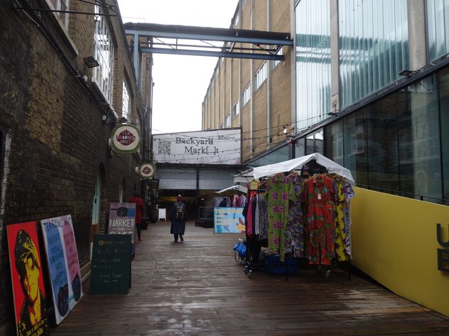 Brick Lane の一角にあるBackyard Market。ここは屋内のマーケットです。ちょっとおしゃれなお店が、ユニークなものを売っています。安物はないみたい。