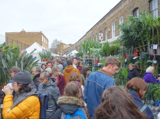 Columbia Road Flower Market の、花の多さと、人の多さに圧倒されました。