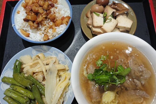 久しぶりに原付の後ろに乗せてもらって台北観光。萬華エリアをまわりました。地元っ子ならではのガイドで、おいしいところでたくさん食べました。