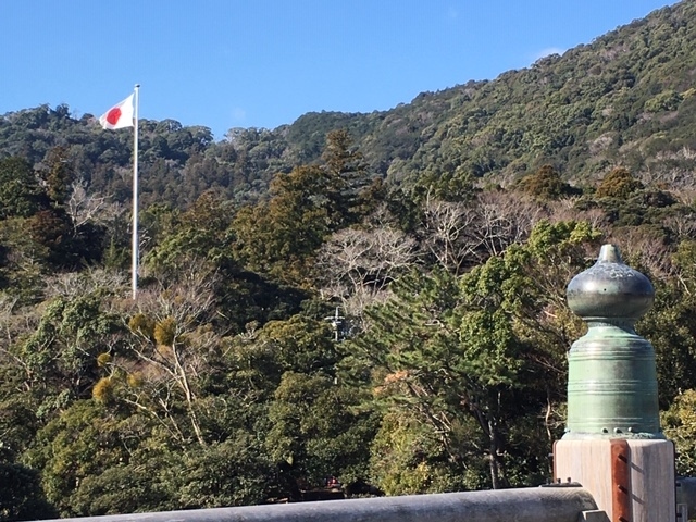 昨年12月に「有休消化で休むように」というお達しが出て、急遽一人で釜山へ行き、機張市場で美味いズワイガニを食べてきました。<br />あんな美味いものを一人じゃ悪く思った私が、家内に「カニ食いに行く?」と聞くと、「カニもいいけど伊勢神宮に行きたい」とのこと。<br />「あ、そう。じゃ、行こう!」ということで、またまた急遽ですが伊勢神宮に行ってきました。<br /><br />3日目になりました。この日はいよいよ内宮参拝です。それ以外にも幾つか回ってマイカーで帰宅しました。<br /><br /> (1)マイカーで5時間半、伊勢へ到着!<br /> (2)外宮と倭姫宮を参拝、美味しいランチも!<br />★(3)内宮と伊雑宮参拝、そしてまたまた美味しいランチ!