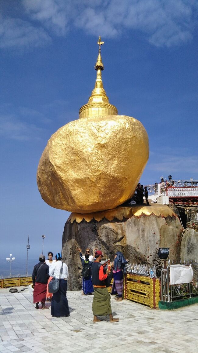 2019年の3月からミャンマーのあちらこちらを旅して来た。<br />せっかくなので、2018年10月から日本人に認められた最長30日間のビザなし滞在を目一杯活用しようと考えた。<br />日本出国日に遭遇した想定外のネコブル※のために、最初に計画していた二十八泊を一泊短縮したものの、それでも二十七泊二十八日間に及ぶ自己最長のミャンマーの旅を始めた。<br /><br />さてさて、今回はどういうことになりますやら。<br /><br />※トラブルの軽度のものをネコブルと言う。出典:若竹七海他「マレー半島すちゃらか紀行」(新潮社)<br /><br />☆☆☆ミャンマー滞在2日目は、二度目のチャイティーヨー(ゴールデンロック)訪問。前回(2019年3月)と同様にヤンゴン市内のホテルから日帰りで往復した。ここはさすがにミャンマー最大の聖地。二回目でも飽きることはなく、ずっとワクワクしていた私。新たな発見?もあった。☆☆☆<br /><br />ちなみに、この旅行記はヤンゴンからモウラミャインへ移動するバスの中で2/15にあらかた書いた。リアルタイムではないが、面白かったこと楽しかったことをできるだけ皆様にリアルにお伝えしたいと思う。<br />明日(2/16)は「第二のゴールデンロック」を訪れる予定である。<br /><br />【旅のスケジュール】<br />バンコク<br /> ↓<br />ヤンゴン<br /> ↓<br />チャイティーヨー(*日帰り) ~この旅行記~<br /> ↓<br />ヤンゴン<br /> ↓<br />モウラミャイン<br /> ↓<br />ヤンゴン<br /> ↓<br />ミッチーナー<br /> ↓<br />マンダレー<br /> ↓<br />バガン(ニャウンウー)<br /> ↓<br />ヤンゴン<br /> ↓<br />ロイコー<br /> ↓<br />ヤンゴン<br /> ↓<br />バンコク<br /><br />(2020.02.15暫定版)<br />※表紙の写真は初訪問時の自撮り(2019年3月)