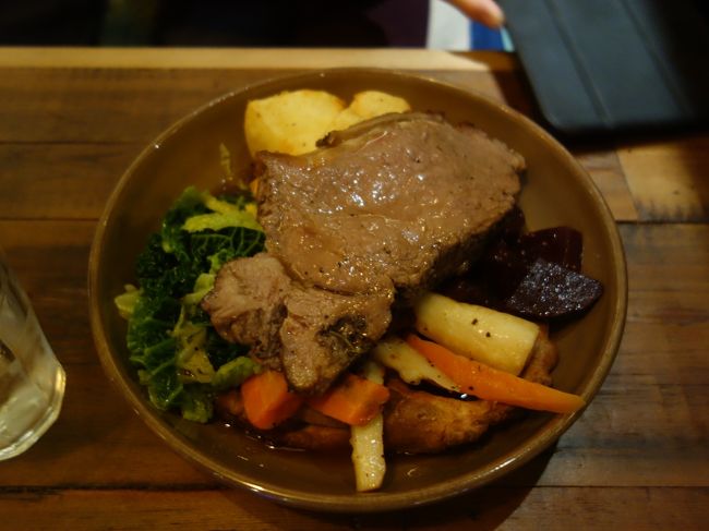 目指したお店でローストビーフがいただけなかったので,Oxford Street に出て,ローストビーフをいただきました。