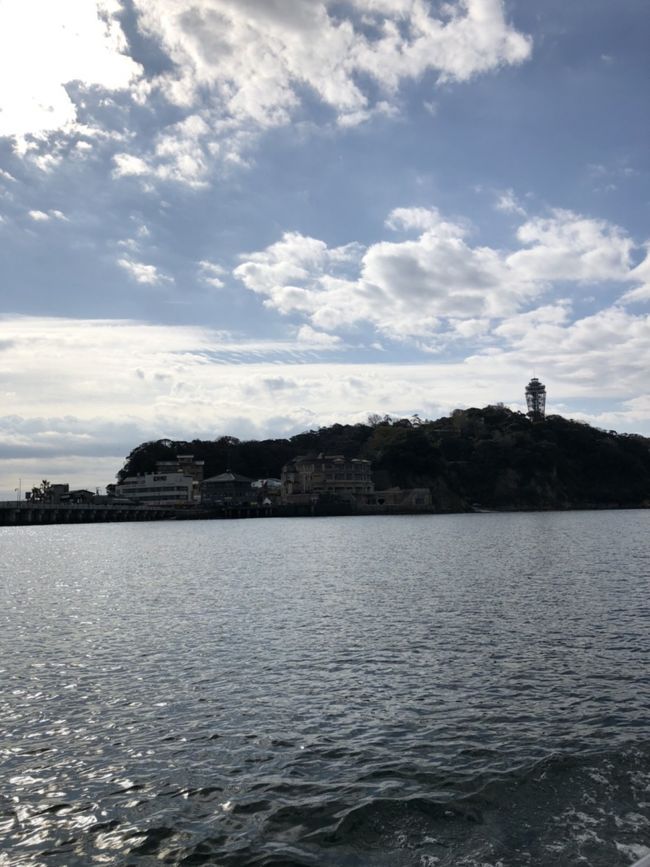 ダンナ様はゴルフでお出かけ<br /><br />暇だねぇ 私達もお出かけしちゃう?と次女とふたり<br /><br />いいお天気の中 江ノ島に行ってきました<br /><br />もちろん日帰りですが 方向音痴の私達<br /><br />たくさん おしゃべりして笑い転げて 良いリフレッシュタイムになりました(^-^)