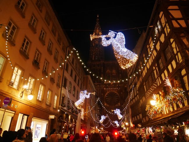 旅行会社のツアーにてドイツ＆フランスのクリスマスを巡ってきました。訪問する街や時間帯によって、クリスマスマーケットの雰囲気は全然違うので、飽きることがなかったです。<br /><br />◯１日目 成田→ミュンヘン<br />◯２日目 ミュンヘンのクリスマスマーケット<br />◯ヴィース教会<br />◯３日目 ノイシュバンシュタイン城<br />◯ローデンブルクのクリスマスマーケット<br />◯４日目 シュトゥットガルトのクリスマスマーケット<br />●ストラスブールのクリスマスマーケット<br />◯５日目 ランスのクリスマスマーケット<br />◯６日目 パリ<br />◯７日目 パリ→成田<br /><br />ストラスブールはフランスのクリスマスの首都と言われるだけあって、イルミネーションがキラキラで街歩きがとても楽しかったです。ついにドイツからフランスへやってきましたー。