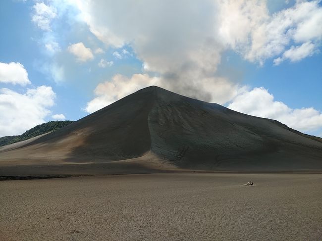 初めて南太平洋を訪れます。メインはバヌアツのヤスール火山のマグマを見ることです。そして夢の世界のような絶句する美しい海を見ることです。<br /><br />出発予定の12月27日、楽しみながら仕事場にいたら、何と成田からのフィジー航空がフィジーでの悪天候のため欠航の知らせが！フィジーはともかく、メインのバヌアツでは国内線4便予約してあります！何たることか！しかも結構の知らせ1通届いただけで、代替え便のことは何の知らせも来ない！バヌアツでの再計画もままなりません！しかも成田からのフィジー航空便は2日に1便しかありません！またフィジー航空の事務所は日本にはないらしく、電話連絡もつながりません。<br />迷いましたが代替え便の情報を得るため、欠航と知りながら片道2時間半と結構な交通費をかけて成田空港へ行くことに。フィジー航空のスタッフがいましたが、現地の天候が回復すれば明日と同じ時間帯で出発するとのこと。他の航空会社の代替えはフィジー航空はどのグループにも入っていないので利かないとのことです。<br />仕方がないのでフィジー航空からの知らせが来るまで待つしかありません。翌日何と昼になってようやく今日同じ時間21時半の出発が確定しました。またナンディからバヌアツの首都ポートヴィラへのトランジットはナンディ到着同日とのこと。ナンディに1泊する予定でしたが宿泊なしになりました。そしてバヌアツの国内線ですが、再予約しようとしていたポートヴィラから火山のあるタンナ島への便が満席のためか予約できず、その影響で事前に予約していた4便パーに。結局行く予定のサント島に行くことは断念して、国内線2便だけ取り直しに。これまで結構の経験はありましたが、日本出国便で欠航されたことは初めてです。本当に金銭的にも損害受けましたが、予定も出国直前で大幅変更で慌ただしかったでした。これも良い人生経験でしょうか。<br /><br />紆余曲折がありながらの旅行については、バヌアツ・タンナ島のヤスール火山は物凄い地響きの噴火とマグマを見ることができました。エチオピアのエルタ・アレ火山では不発でしたのでリベンジ出来て良かったです。またバヌアツ、ニューカレドニアの海が夢の世界のような美しさに言葉が出ませんでした。<br /><br />---------------------------------------------------------------<br />スケジュール<br /><br />　12月28日　成田空港－　[機中泊]<br />　12月29日　－ナンディ空港－（バス）ナンディ観光－（バス）デラナウ観光－ナンディ空港－<br />　　　　　　エファテ島空港－（バン）ポートヴィラ　[ポートヴィラ泊]<br />  12月30日　エファテ島観光　[ポートヴィラ泊]<br />　12月31日　エファテ島空港－タンナ島空港－（送迎バン）ヤスール火山近郊宿－（徒歩）ヤスール火山観光－<br />　　　　　（送迎バン）ヤスール火山近郊宿　[ヤスール火山近郊泊]　<br />　1月1日　タンナ島観光　[ヤスール火山近郊泊]<br />★1月2日　ヤスール火山近郊宿－（徒歩）ヤスール火山周辺ハイキング　－タンナ島空港－エファテ島空港－<br />　　　　（バン）ポートヴィラ　[ポートヴィラ泊]<br />　1月3日　エファテ島観光　－エファテ島空港－ヌメア国際空港－（シャトルバス）ヌメア　[ヌメア泊]<br />　1月4日　ヌメア－（ツアー送迎バン）ヌメア国内線空港－ウベア島空港　ウベア島観光－ヌメア　[ヌメア泊]　<br />　1月5日　ヌメア－（ツアー送迎バン＆ボート）－グリーン島観光－ヌメア－（タクシー）ヌメア国際空港　<br />　　　　　　[ヌメア国際空港泊]<br />　1月6日　－成田空港