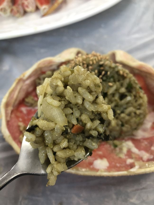 もともとこの時期に蟹を食べに行こうと釜山行きを計画。<br />往復ともにJL成田便(チケットはそれぞれ別切り)を利用予定でしたが、単なる土日滞在では土曜日着だと釜山着がPM1頃なので、蟹を食べに機張までいくにはちょっと遅い時間に・・・。<br /><br />金曜日の午後休んでいくことも考えていたのですが、諸事情で休めそうもなく・・・・。<br />いろいろ考えた結果、直前に羽田-福岡のJALダイヤモンド特典チケットを手配し、金曜日は福岡泊。<br />これまた直前にチェジュ航空の福岡-釜山の早朝便を手配。<br />これでAM10に釜山着となったので機張にはお昼過ぎにつくスケジュールを組めました。<br /><br />チェジュ航空も直前に手配した割にこみこみで4000円強だったので安く済みました。<br /><br />機張りへは昨年の夏以来です。笑