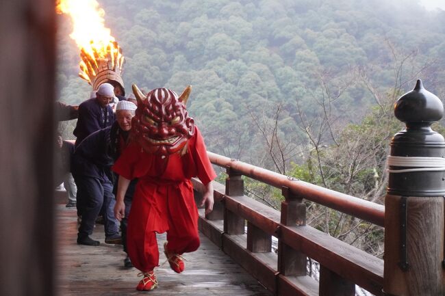 長谷寺は、奈良県桜井市にある真言宗豊山派の総本山であり、西国三十三箇所観音霊場の第八番札所。朱鳥元年（686年）道明上人が天武天皇のために三重塔を建立し、「銅板法華説相図」（国宝）を安置したことが始まり。神亀4年（727年)には、徳道上人が長谷寺の象徴である本尊十一面観音像を祀りました。<br /><br />だだおし法要の際に、長谷寺と天武天皇の関係の深さ、元号のお話とかも聞いたので、付言しておくと。元号の制定は、645年。大化の改新から。つまり、蘇我氏を退け、孝徳天皇が即位すると、初めての元号、大化が定められます。そして、孝徳天皇の在位中の元号は、この大化と白雉。しかし、孝徳天皇が崩御し、次の斉明天皇の代から元号は断絶。天武天皇15年になって、32年ぶりに朱鳥という元号が定められたわけです。天武天皇の回復を願うという意味も含まれていたようですが、願いむなしく、同年、天武天皇は崩御し、朱鳥は一年足らずの元号となる。ですから、長谷寺の始まりが朱鳥元年というのは、もうそれだけで天武天皇の闘病平癒を願う寺としての性格を力強く物語るものなのですね。ちなみに、以降、元号は再び断絶。701年の大宝まで、元号が定められることはありませんでした。<br /><br />さて、長谷寺のだだおし。東大寺二月堂のお水取りと並ぶ大和の火祭りといわれますが、まあ、知名度で言うとかなり差はあるかな。２月８日から７日間行われる「修二会」の締めくくりとして行われる鬼追いの儀式です。<br />3000円の牛玉護符を購入して、赤い座布団を敷かれた会場、本堂の中へ。法要が一段落すると青、緑、赤の鬼が観音様の足元、内陣を暴れながら三周する。それを牛玉護符の力で退散させて正式なところは終了するのですが、派手なパーフォーマンスはむしろその後。本堂舞台の周り縁を巨大なたいまつを引き連れた鬼が改めて暴れまわる。ウォーウォー吠え叫ぶ鬼の勢いもありますが、たいまつの炎も猛烈でかなりすさまじい。一歩間違うと本堂が全焼してしまいそうなくらいで、想像以上の迫力でした。<br /><br />東大寺のお水取りから始まって、奈良市内のあちこち節分法要からとうとう長谷寺のだだおしに至る。たびたびの奈良冬の旅も、ようやくこれで一区切りになったような気がします。