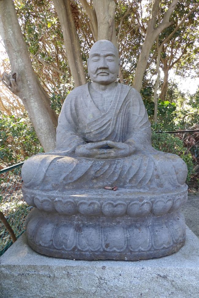 　久里浜霊園は、浄土真宗東本願寺派子安山聖徳寺（横浜市神奈川区白幡仲町）を母体とする墓苑である。聖徳寺の先代菱川馨住職が昭和後期に設けた。<br />　長沢川に架かる橋の手前には狛犬が並び、三浦大仏や五重塔などの入口にも狛犬が並び、参道の両側には六地蔵やお地蔵さま、観音さま、お不動さまなど、石仏が並んでいる。<br />　何と言っても京急長沢駅のホームからも見える山頂の三浦大仏と五重塔で知られている。この三浦大仏と五重塔も他では見られない造形だ。<br />　宗派の宗祖は親鸞上人であるが、宗祖の銅像以外にも鑑真和尚の石像も安置されていて、他の寺では見られないことである。<br />　久里浜霊園は五重塔あり、大仏あり、石仏ありで私にとっては仏教のテーマパークの感すらするが、十字架を建てたお墓もあり、宗教・宗派は問わないようだ。<br />　山頂からは富士山は望めず、そのことは事務所でも確認した。<br />　聖徳寺は、地図上では昔住んでいたところから直線距離で150m程度しか離れてはいないのだが、お寺の様子を思い出せない。おそらくは参拝してはいないのだろう。<br />　久里浜霊園からの帰りは事務所でお礼を述べ、向かいの出口を使うと駅までは近い。駅では駅員に久里浜霊園のことを報告して電車に乗車した。<br />（表紙写真は鑑真和尚の石像）