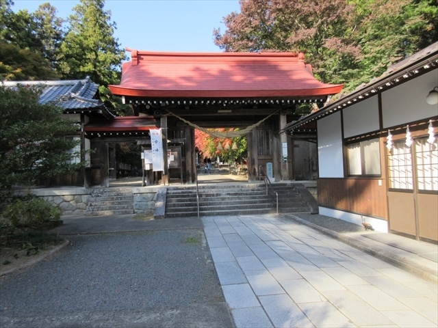 　霊山登山のあとは，以前から行ってみたかった霊山神社へ．道が良く判らなくて旧道の方から行ってしまったため，かなり苦労しました．ウィキペディアによれば，霊山神社は北畠親房とその息子である顕家，顕信，そして顕信の息子守親が祀られている神社だそうです．1817年に松平定信によって霊山碑が立てられたのがこの神社の始まりで，明治時代に創立運動が起こって，1880年に社殿が建てられたそうです．ですが，何と言ってもこの神社は，明治22年（1889年）～明治32年（1899年）まで，会津藩主だった松平容保が京都守護職に就くのを最後まで反対した家老の西郷頼母が，戊辰戦争の後に一時期神職を務めた神社である点です．西郷家が辿った悲劇を思うと，神社の真っ赤な紅葉も血の色に見えてきます．霊山神社を参拝した後は，高速に乗るために福島市へ．ただ，まだ結構時間があったので，飯坂温泉に立ち寄って日帰り温泉を堪能してから帰りました．