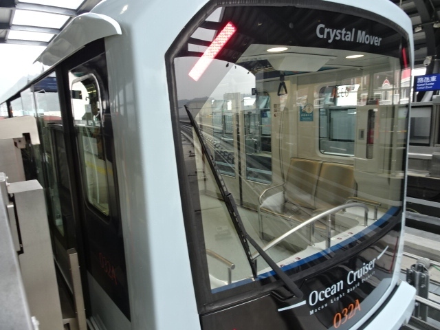 宿泊しているシェラトンから無料バスがあちこちに出ています。<br /><br />これはシェラトンだけではなくどこのホテルからもあちこちに行かれる無料バスが沢山出ています。<br /><br />もちろん普通の路線バスも多く走っています。<br />観光客はバスやタクシーを利用して観光しています。<br /><br />それだけにモノレールが浸透するまでは案外時間が掛かるかもしれません。<br /><br />浸透したとしてもバスやタクシーの運転手さんが大勢いるので、そういう方の仕事が減ってしまう可能性もありますね。<br /><br />この先、マカオの交通手段はどうなって行くんでしょう?