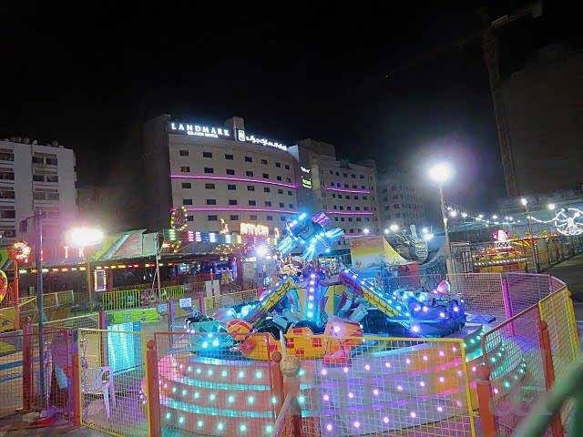 シャルジャ~ドバイモールをハシゴした日は土曜日。<br />UAEの週末は金土だから、土曜日は日曜日みたいな感じ。<br /><br />ドバイモールから戻ると、ホテル周辺はやけに賑やか。街中は週末の夜を楽しんでいる、といった雰囲気。<br />くたびれてはいたけれど、ちょっと街に繰り出してみた。ホテルの周辺を歩いただけだけど。<br /><br />そして翌朝。ドバイ最終日の朝。<br />日曜日だけど、ウィークデーが始まった週の最初の朝。<br />出勤する人たちを横目に、のんびり朝散歩。<br />
