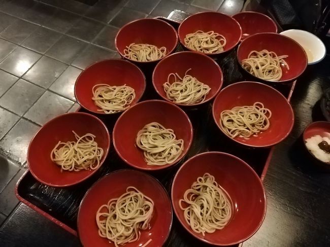たまには「ベタ」(関西芸人がいうところの定番中の定番の意)<br />な郷土料理を食することがあります。<br />今回は、岩手県の「わんこそば」をご紹介します。<br /><br />★「ベタ」な郷土料理シリーズ<br /><br />三平汁&鉄砲汁&エビ料理&貝料理&タラ料理&かじか汁(北海道)<br />https://4travel.jp/travelogue/11386239<br />ジンギスカン&鮭飯寿司&昆布巻き&鮭切り込み&ルイベ&真たちポン酢<br />&バターコーン&いももち(北海道)<br />http://4travel.jp/travelogue/11110647<br />タコしゃぶ&鮭とば&石狩鍋&イカの沖漬け&めふん&カスベの煮付け(北海道)<br />http://4travel.jp/travelogue/11111030<br />室蘭やきとり&松前漬け&三升漬け&山ワサビ(北海道)<br />http://4travel.jp/travelogue/11111663<br />イカソーメン&三平汁&魚卵料理&エビ料理&じゃがバター&ちゃんちゃん焼き(北海道)<br />http://4travel.jp/travelogue/11071058<br />なんこ鍋(北海道)<br />http://4travel.jp/travelogue/11120902<br />ゴッコ汁&行者にんにく料理(北海道)<br />http://4travel.jp/travelogue/11121645<br />ザンギ(北海道)<br />http://4travel.jp/travelogue/10982097<br />ツブ貝&カニ料理&エビ料理&魚卵料理&貝料理&かにめし&いかめし<br />&鱈料理(北海道) <br />http://4travel.jp/travelogue/11095203<br />鯨料理&ラムしゃぶ&鰊そば(北海道)<br />http://4travel.jp/travelogue/11160676<br />馬肉料理&生姜味噌おでん(青森)<br />http://4travel.jp/travelogue/11155626<br />けの汁&貝焼き味噌&じゃっぱ汁(青森)<br />http://4travel.jp/travelogue/11039206<br />わんこそば(岩手)<br />https://4travel.jp/travelogue/11601268<br />もち膳&はっと汁(岩手)<br />https://4travel.jp/travelogue/11456393<br />はっと汁(岩手)<br />http://4travel.jp/travelogue/11010125<br />せり鍋&牛タン&三角定義あぶらあげ<br />https://4travel.jp/travelogue/11322441<br />牛タン&笹かまぼこ&カキ料理&ホヤ塩辛&はらこ飯&おくずかけ<br />&定義山の三角揚げ(宮城)<br />http://4travel.jp/travelogue/11084463<br />ほっきめし(宮城)<br />http://4travel.jp/travelogue/10865730<br />白石温麺(宮城)<br />http://4travel.jp/traveler/satorumo/album/10530961/<br />きりたんぽ(秋田)<br />http://4travel.jp/travelogue/10993870<br />稲庭うどん(秋田)<br />http://4travel.jp/travelogue/10940200<br />しょっつる鍋(秋田)<br />http://4travel.jp/travelogue/11203957<br />いぶりがっこ&だまこもち&きりたんぽ&じゅんさい&ハタハタ寿司<br />&とんぶり(秋田)<br />http://4travel.jp/travelogue/11109824<br />石焼鍋&バター餅(秋田)<br />http://4travel.jp/travelogue/11157588<br />ひっぱりうどん&水かけごはん(山形)<br />https://4travel.jp/travelogue/11578192<br />寒鱈汁(山形)<br />https://4travel.jp/travelogue/11515013<br />芋煮&玉こんにゃく&米沢ラーメン&塩引寿司&米沢牛&だし(山形)<br />https://4travel.jp/travelogue/11329336<br />いかにんじん&ゆべし&こづゆ(福島)<br />http://4travel.jp/travelogue/11194123<br />メヒカリのから揚げ (茨城)<br />http://4travel.jp/travelogue/11025248<br />あんこう鍋(茨城)<br />http://4travel.jp/traveler/satorumo/album/10435999/<br />しょぼろ納豆&けんちんそば(茨城)<br />http://4travel.jp/travelogue/11153452<br />ちたけそば&しもつかれ&かんぴょう料理(栃木)<br />https://4travel.jp/travelogue/11559373<br />耳うどん&大根そば(栃木)<br />http://4travel.jp/travelogue/10964395<br />ゆば料理(栃木)<br />http://4travel.jp/travelogue/11075920<br />おっきりこみ&ひもかわうどん (群馬)<br />http://4travel.jp/travelogue/11029709<br />水沢うどん(群馬)<br />http://4travel.jp/travelogue/11097723<br />下仁田こんにゃく&上州ねぎ&峠の釜めし(群馬)<br />http://4travel.jp/travelogue/11038703<br />草加煎餅&いがまんじゅう&塩あんびん(埼玉)<br />https://4travel.jp/travelogue/11351083<br />加須うどん&塩あんびん(埼玉)<br />http://4travel.jp/travelogue/11140221<br />なまず料理(埼玉)<br />http://4travel.jp/travelogue/11078971<br />なめろう&さんが焼き (千葉)<br />http://4travel.jp/travelogue/11023712<br />はかりめ丼(千葉)<br />http://4travel.jp/travelogue/11113231<br />小松菜うどん&小松菜そば(東京)<br />https://4travel.jp/travelogue/11577076<br />佃煮(東京)<br />https://4travel.jp/travelogue/11463066<br />江戸前天ぷら(東京)<br />http://4travel.jp/travelogue/11022286<br />深川丼(東京)<br />http://4travel.jp/travelogue/10876845<br />江戸蕎麦(東京)<br />http://4travel.jp/travelogue/10879052<br />品川めし(東京)<br />http://4travel.jp/travelogue/10919410<br />柳川鍋(東京)<br />http://4travel.jp/travelogue/10929908<br />どぜう鍋(東京)<br />http://4travel.jp/travelogue/10902556<br />ちゃんこ鍋(東京)<br />http://4travel.jp/travelogue/11040252<br />江戸前寿司(東京)<br />http://4travel.jp/travelogue/11091628<br />島寿司&アシタバ料理(東京)<br />http://4travel.jp/travelogue/11092499<br />猪鍋 (神奈川)<br />http://4travel.jp/travelogue/11027664<br />牛鍋(神奈川)<br />http://4travel.jp/travelogue/10913116<br />へぎそば(新潟)<br />http://4travel.jp/travelogue/10912408<br />わっぱめし&のっぺ (新潟)<br />http://4travel.jp/travelogue/11260103<br />たら汁&ホタルイカの酢味噌和え&ぶり大根&白海老料理(富山)<br />http://4travel.jp/travelogue/11057321<br />ます寿司(富山)<br />http://4travel.jp/travelogue/10983305<br />昆布締め(富山)<br />http://4travel.jp/travelogue/10990518<br />氷見うどん&白海老料理&治部煮(富山&石川)<br />http://4travel.jp/travelogue/11102830<br />越前ガニ&へしこ(福井)<br />https://4travel.jp/travelogue/11499070<br />かにめし&鯖寿司&羽二重餅(福井)<br />http://4travel.jp/travelogue/11103407<br />越前おろしそば(福井)<br />http://4travel.jp/travelogue/10997975<br />身延ゆば&身延まんじゅう(山梨)<br />https://4travel.jp/travelogue/11526000<br />おしぼりうどん&すんきそば&五平餅(長野)<br />https://4travel.jp/travelogue/11323500<br />馬刺し&いなごの佃煮&野沢菜天ぷら&信州そば&鯉料理(長野)<br />http://4travel.jp/travelogue/11075357<br />信州そば(長野)<br />http://4travel.jp/travelogue/11055531<br />山賊焼(長野)<br />http://4travel.jp/travelogue/11077673<br />おやき(長野)<br />http://4travel.jp/travelogue/10986494<br />朴葉味噌&朴葉寿司(岐阜)<br />http://4travel.jp/travelogue/11101273<br />イルカ料理&生シラス(静岡)<br />http://4travel.jp/travelogue/11166631<br />桜えび&麦とろろ&黒はんぺん(静岡)<br />http://4travel.jp/travelogue/11020078<br />味噌煮込みうどん&名古屋コーチン (愛知)<br />http://4travel.jp/travelogue/11017241<br />ひつまぶし&ういろう(愛知)<br />http://4travel.jp/travelogue/11139586<br />きしめん(愛知)<br />http://4travel.jp/travelogue/11099439<br />伊勢うどん&さんま寿司&赤福(三重)<br />http://4travel.jp/travelogue/11000289<br />ハマグリ料理 (三重)<br />http://4travel.jp/travelogue/11028313<br />焼き鯖そうめん&しじみ料理&鮒寿司(滋賀)<br />http://4travel.jp/travelogue/11160700<br />鴨鍋&のっぺいうどん&赤こんにゃく&近江牛&うばがもち(滋賀)<br />https://4travel.jp/travelogue/11371494<br />京野菜&おばんざい&鰊そば(京都)<br />http://4travel.jp/travelogue/11122066<br />鱧料理&しっぽくうどん&水無月(京都)<br />http://4travel.jp/travelogue/11148731<br />鯖寿司&木の葉丼&衣笠丼(京都)<br />http://4travel.jp/travelogue/11219200<br />てっちり&てっさ&かやくご飯(大阪)<br />https://4travel.jp/travelogue/11351130<br />はりはり鍋&ガッチョのから揚げ(大阪)<br />http://4travel.jp/travelogue/11022971<br />お好み焼き(大阪)<br />http://4travel.jp/travelogue/10883258<br />イカナゴの釘煮(兵庫)<br />http://4travel.jp/travelogue/11196797<br />皿そば(出石そば)(兵庫)<br />http://4travel.jp/travelogue/10996715<br />明石焼き&たこめし(兵庫)<br />http://4travel.jp/travelogue/11155318<br />茶粥(奈良)<br />https://4travel.jp/travelogue/11505616<br />にゅうめん&柿の葉寿司&葛切り(奈良)<br />http://4travel.jp/travelogue/11066284<br />クエ料理(和歌山)<br />https://4travel.jp/travelogue/11560799<br />茶粥&金山寺味噌&めはり寿司&胡麻豆腐(和歌山)<br />http://4travel.jp/travelogue/11154675<br />豆腐ちくわ&打吹公園だんご&大山おこわ&とち餅(鳥取)<br />https://4travel.jp/travelogue/11419866<br />出雲(割子)そば&しじみ汁(島根)<br />http://4travel.jp/travelogue/11124772<br />鰆料理&穴子料理&ままかり料理&あみの塩辛&きびだんご&祭り寿司(岡山)<br />http://4travel.jp/travelogue/11167411<br />シャコ丼(岡山)<br />https://4travel.jp/travelogue/11297179<br />カキの土手鍋(広島)<br />https://4travel.jp/travelogue/11565843<br />広島菜&もみじまんじゅう(広島)<br />http://4travel.jp/travelogue/11195604<br />小いわし料理&カキ料理&あなご料理&ワニ料理(広島)<br />http://4travel.jp/travelogue/11125420<br />フク料理&岩国寿司(山口)<br />https://4travel.jp/travelogue/11291319<br />ぼうぜの姿寿司(徳島)<br />http://4travel.jp/travelogue/11046138<br />たらいうどん(徳島)<br />http://4travel.jp/travelogue/11281325<br />讃岐うどん(香川)<br />http://4travel.jp/travelogue/11003802<br />宇和島鯛めし&鯛そうめん&ふくめん&今治せんざんき&ジャコカツ(愛媛)<br />http://4travel.jp/travelogue/11040929<br />さつま汁&じゃこ天 (愛媛)<br />http://4travel.jp/travelogue/11042773<br />鰹のタタキ&鯨料理&うつぼ料理&どろめ (高知)<br />http://4travel.jp/travelogue/11044152<br />鰹のタタキ&マンボウ料理(高知)<br />https://4travel.jp/travelogue/11393654<br />イソギンチャク料理&ムツゴロウ料理&クチゾコ料理&エツ料理(福岡)<br />http://4travel.jp/travelogue/11127603<br />水炊き&おきゅうと&もつ鍋&がめ煮(福岡)<br />http://4travel.jp/travelogue/11049102<br />呼子イカ(佐賀)<br />https://4travel.jp/travelogue/11552316<br />卓袱料理&カステラ&小浜ちゃんぽん(長崎)<br />http://4travel.jp/travelogue/11067934<br />大村寿司&五島うどん(長崎)<br />https://4travel.jp/travelogue/11554316<br />角煮&ハトシ&かんころ餅&五島うどん&ちゃんぽん&皿うどん(長崎)<br />https://4travel.jp/travelogue/11291998<br />馬刺し&一文字ぐるぐる&高菜めし (熊本)<br />http://4travel.jp/travelogue/11050921<br />関あじ&きらすまめし(大分)<br />https://4travel.jp/travelogue/11555327<br />地獄蒸し&りゅうきゅう&とり天&ごまだしうどん&関サバ&豊後牛(大分)<br />http://4travel.jp/travelogue/11128781<br />りょうきゅう&とり天&だんご汁&やせうま(大分)<br />http://4travel.jp/travelogue/11053103<br />冷汁(宮崎)<br />https://4travel.jp/travelogue/11305759<br />きびなごの刺身&豚骨&薩摩揚げ&地鶏刺身&鶏飯&かるかん(鹿児島)<br />http://4travel.jp/travelogue/11051631<br />ちんこだんご&あくまき(鹿児島)<br />http://4travel.jp/travelogue/11067346<br />ラフテー&沖縄そば&ミミガー&ソーキ&ジューシー<br />&ジーマーミー豆腐&海ぶどう (沖縄)<br />http://4travel.jp/travelogue/11013318<br />ポーク玉子&中身汁&てびち汁(沖縄)<br />http://4travel.jp/travelogue/11015587<br />チャンプルー(豆腐・フー・ゴーヤ・ソーメン)&イナムドゥチ<br />&サーターアンダギー&ヒラヤーチー&アーサ汁&沖縄ちゃんぽん(沖縄)<br />http://4travel.jp/travelogue/11151561