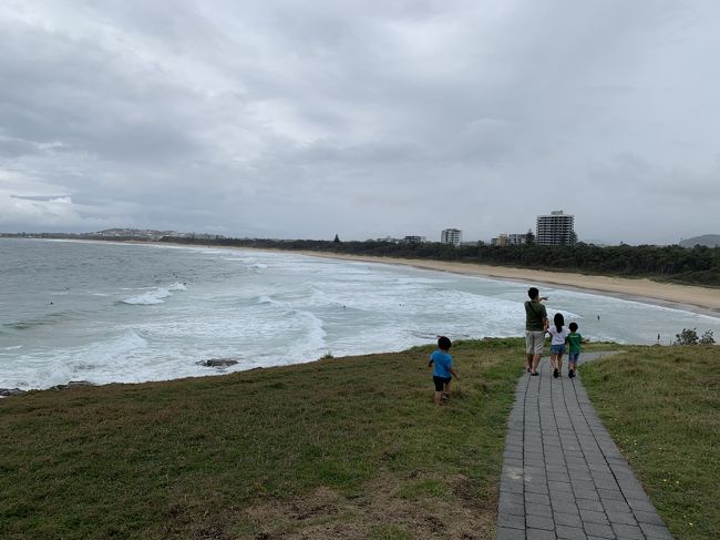 去年の10月某日、ふと何気なく、スカイスキャナーで航空券を検索しました。<br />行き先→すべての場所。<br />日程→子供の終業式~年末。<br /><br />すると、目を疑うような金額が!!<br />シドニーまで40000円~!!!えーー?!?!<br />そのままTrip.comのサイトにとぶと、本当にあったのです!!名古屋~新千歳~シドニーが大人2人、子供3人で、合計税込み222240円ー!!!航空会社は名古屋~新千歳はJAL。新千歳~シドニーはカンタス航空。<br />これは購入するしかなーい!!!<br />と、勢いだけでポチっとしてしまいました!!<br />これがシドニー行きの始まりです♪♪<br /><br />初めてのシドニー、どこへ行こうか、何をしようか、ポチっとしてから色々調べて計画を立てました。子連れなのでやはりレンタカーで。それならちょっと遠くまで♪♪<br />普段行く事はないであろう田舎の町まで足を延ばして、少し前まで話題だった山火事の後を通り、コアラ病院を見学したり、<br />少しでも子供の記憶に残ってくれたらいいな、と思います☆<br /><br />☆日程☆<br />12/23 名古屋 ~ 新千歳 ~ シドニー<br />12/24 シドニー着。レンタカーでコフスハーバーへ。<br />12/25 コフスハーバー滞在<br />12/26 コフスハーバー ~ ポートマッコリ―へ。<br />12/27 ポートマッコリ― ~ ニューキャッスル.<br />12/28 ニューキャッスル ~ シドニー。<br />12/29 シドニー滞在。<br />12/30 シドニー ~ 帰国。新千歳で一泊。<br />12/31 新千歳 ~ 名古屋。ただいま~!!<br /><br />