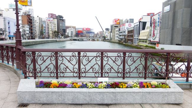 当初は、2月16日から2泊3日で、九州内の都市泊&温泉地泊の旅行予定だったのですが、かなり天気が悪い(雨、寒波、雪、強風)の予報に変った為、キャンセル料が掛かる前に、ホテルと旅館はキャンセルしたのです(ネット予約済みのJR4本は、合計1,800円の払い戻し手数料が掛かりました)。<br /><br />それに代わる行き先として、ANAのホテル予約サイトで、ANAマイル付きホテルを色々検索すると、福岡市博多区中洲にある「ホテルWBF福岡中州」が、ANAマイル2,000マイル付きのツインルーム(15平米)が、1泊7,600円(サ・税込)で販売されていたのです。<br /><br />自宅から徒歩で行ける為、旅行って感じでもないのですが、ANAマイルも2,000マイル貯まるので、ANAサイトから直ぐに予約しました。<br /><br />普通、ANA,JALのマイルは飛行機に乗って貯めるのが王道ですが、特にANAの場合は、1,000や2,000マイル付きホテル宿泊プランでも比較的お得に販売されている時もある為、常にANAのホテル予約サイトは見ています(なお、ご存知ない方も多いかも知れませんが、ANAサイトでのホテル予約は、飛行機と一緒でなくても、ホテル単体でも予約可能です)。<br /><br />なお、実際のマイルの付与(サイトへの反映)には、1~2ヶ月掛かります。<br /><br />今回の、日程・行程は下記の通りです。<br /><br />2月17日(月)<br /><br />自宅からホテルまで徒歩移動<br /><br />・ホテル周辺(中州川端界隈)&バスで移動後博多駅界隈散策<br />・「ブリティッシュパブモーリスヒッポ」でランチ<br />・櫛田神社参拝<br />・夜のホテル周辺(中州界隈)散策<br /><br />「WBFホテル福岡中州」 泊 (ANAホームページのホテル予約サイトからのWEB予約)<br />ANAマイル2,000マイル付き ツインルーム(15平米) 7,600円(サ・税込み)<br />※宿泊料金は、シーズン、曜日により大きく変わります。<br /><br />ホテル公式サイト:https://www.hotelwbf.com/fukuoka-nakasu/<br /><br />※ANAマイル付きの予約はANAサイトからになります。<br /><br /><br />2月18日(火)<br /><br />ホテルから徒歩で帰宅。<br /><br />=参考=<br />最近新規開業ホテルが多い、「ホテルWBF」のWBFは、ホワイトベアファミリー(白熊家族)の略称です。<br />沖縄の「瀬長島ホテル」や、「WBFレンタカー」も同じ系列です。<br /><br /><br />自宅から、この日泊まる「ホテルWBF福岡中州」迄徒歩で移動した時の様子です。