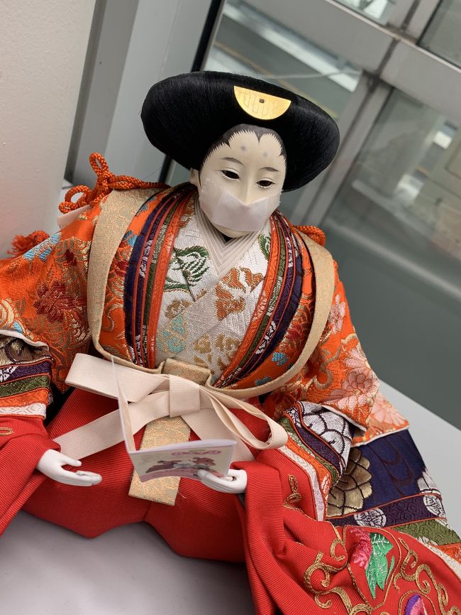 用事があったのでちょっとセントレアに寄ってみました。<br />(先週もいってるけど)<br />開港15周年イベントが続くセントレア中部国際空港<br /><br />セントレアから中国各地へのフライトは週往復480便以上<br />でも今現在は6割が運休中。<br />もちろん武漢直行便もあれば済南とか煙台とか南通とか?<br />どこよ?それ?みたいな都市にも就航しています。<br /><br />先週はセントレアからハワイに行ってた方がコロナに感染して<br />乗車した市内に向かうミュースカイの時間と号車まで公開されたけど<br />フライトは・・??<br />まぁセントレアからハワイ行きは2便しかなく<br />まぁソウル経由とかでいったかもですが・・<br /><br />平日の午後と言うことも差し引いても(><)<br />セントレア 「2020.0218」 午後の様子です。<br /><br />写真は「マスクをしたお雛様」<br /><br /><br /><br /><br />