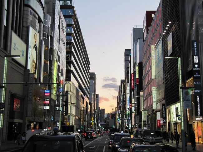 夕方、銀座から新橋まで中央通りを歩きます。暖冬でコートも要りません。中国系の方々が少ない銀座はどこか閑散としています。しかし、結局おやじはサラリーマンの街、新橋の方がやはり落ち着くことを再認識しました。