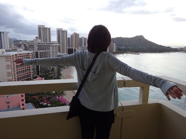 2019年のGWのミラノ旅行から戻って奥さんと次はどうするか相談すると、もうヨーロッパへの長時間の飛行機は嫌という事でハワイをチェック。<br />本当であれば、2019年は結婚30周年でハレクラニに泊まりたいと考えていたのだけれど奥さんによると2019年の場合、ハワイは方角が悪いそうである。なので夏休みや秋の連休はパスして、正月も高いので避けて、結局2月に会社が4連休になる時期に行くことに。<br />2019年7月に予約。JTBでシェラトンとハレクラニ2泊ずつのツアーが早期割引180で一人5万円引き。エアーはデルタになりました。<br /><br />2/7(金) 自宅 →関空 → ホノルル空港 → シェラトン泊<br />※2/8(土) プールでのんびり → シェラトン泊<br />2/9(日) チェックアウト → ハレイワツアー → ハレクラニ泊<br />2/10(月) イオラニ宮殿見学 → ハレクラニ泊<br />2/11(火) チェックアウト → ホノルル空港<br />2/12(水) → 関空 → 自宅<br /><br />今回は、JTBの無料オプショナルツアーでハレイワへ行く以外は<br />予定を立てずにのんびりしました。<br />新型肺炎の心配もあったけど、問題なく旅行できてよかったです。