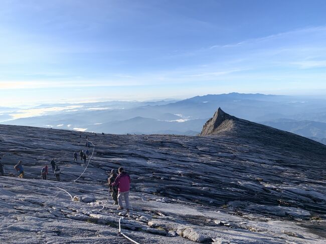 マウントキナバル<br />マレーシアのボルネオ島側のコタキナバルの近くにある富士山より高い山<br /><br />山の上部は一枚岩で覆われ　いくつもの岩峰が立ち並ぶ異相の山<br /><br />以前から登りたいと思い　いろいろ計画は立ててみたが、なかなか思い切りがつかない間に前期高齢者になってしまった<br />このまま年をとっていくと登る体力がなくなってしまう！！<br /><br />せっかくマレーシアまで行くんだったら、しんどい山登りのあとは南国のビーチで山の疲れをゆっくり癒やしたい<br />みんな　そう思うだろうと思って<br />キナバル登山とビーチ滞在を組み合わしたツアーを<br />かなり探してみたが　いくら探しても見つからない<br />キナバル山登山の現地ツアーを扱う日本のエージェントもあるみたいなので<br />少しハードルは高いが、個人旅行で行ってみることにした。<br /><br />まずは飛行機<br />コタキナバルへのダイレクトフライトは成田からのみ<br />関西からは関空からクアラルンプールまで飛んで<br />クアラルンプールからコタキナバルに飛ぶことになるようです<br />キャリアはAir ASIAが安いみたいだけどフライトが結構遅れるみたいで<br />どの便でつなぐかも結構悩ましいところ<br /><br />キナバル登山現地ツアーを扱う業者も現地・国内ともいくつかあるみたいだけど今回は登山がメインイベント、ちゃんと手配されておらず登れないなんてことになると洒落にならない<br />ある程度安心して任せられるところということで、今回は海外トレッキングや東南アジアの旅を専門的に扱っている「NCT自然と文化の旅」というところにお願いすることにした<br /><br />ホテルはトレッキングエージェントがピックアップしてくれるホテルの中で、<br />比較的安くてレンタルバイク屋が近くにあるメルキュールホテルと、ビーチのホテルは部屋の広さを一番に考え、コタキナバルからは少し離れるがボルネオビーチヴィラをBooking.comで予約した<br /><br />【1日目】自宅→神戸空港→関西空港→　機内泊<br />【2日目】→クアラルンプール→コタキナバル→市内観光　メルキュール泊<br />【3日目】市内観光→ホテル→キナバル国立公園　ヒルロッジ泊<br />【4日目】登山開始→ラバンラタロッジ　ラバンラタロッジ泊<br />【5日目】ラバンラタロッジ→山頂→公園本部→コタキナバル市内　メルキュール泊<br />【6日目】市内→ビーチ　ボルネオビーチヴィラ泊<br />【7日目】ビーチでぶらぶら　ボルネオビーチヴィラ泊<br />【8日目】ビーチ→市内　市内観光　メルキュール泊<br />【9日目】ホテル→コタキナバル空港→クアラルンプール→関空<br />【10日目】関空→神戸空港→1時過ぎに自宅に到着