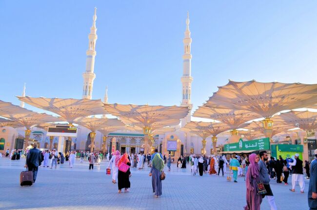 サウジアラビアのメディナはイスラム教第２の聖地。第1の聖地、メッカには非ムスリムは近づくことすらできない。第２の聖地メディナはどうなのだろうか？？ 9月27日にサウジアラビアの観光ビザが解禁され、メディナには行きたいなーと思い色々調べてみた。<br /><br />メディナの空港は非ムスリムでも利用できるのか？調べてみると利用できることがわかった。そしてジッダとメディナを結ぶハラメイン高速鉄道も乗れるようだ。<br /><br />おっ！これは行けるんじゃないか？？と思い、先ずメディナ観光を調べてみると、Hop on/offバスという乗り降り自由の観光バスがあることがわかった。効率よく観光名所を回ってくれるHop on/off busの本体に直接メールをすると、あっさりとした回答が帰って来た。意訳すると、<br /><br />「宗教差別せーへんでぇ！誰でもウェルカムや！」と。<br />それだけでは不安だったのでSPATCO(サウジアラビアの公営バス)にもメールで確認した。回答はこうだ。<br />「異教徒でもメディナまでバスで行けんでぇ。バスターミナルから出るとき異教徒がは入れへん場所あるから注意してや。メディナバスターミナルで確認しいやー。」<br />とのこと。<br /><br />それだけでは心配なのでさらに他のサイトで情報がないのか調べてみると、メディナにはいくつか環状道路が走っているが、そのうちのホーリーリング、つまり 内環状に当たるキングファイサルロードまでは非ムスリムでも行けるようなことが書いてあった。<br /><br />以上を総合的に鑑みメディナは中心部近くまでは辿り着け、観光バスにさえ乗ればメディナの中心部、予言者のモスクの目の前まで行けると判断した。<br /><br />ところがだ。更に念のためサウジのビザを取得できるサイトのVisit Saudiにメールで確認すると、驚くべき返答が返ってきた。意訳するとこうだ。<br />「君、何いってるの？異教徒がメディナの中心部に入れるわけないじゃない。異教徒が立ち入れるエリアはキングハリドロードより外側の郊外だけだよ！」<br /><br />キングハリドロードと言えば中心部から6キロ以上も離れた場所を走る環状線でメディナの見所でもあるモスクには全く近づくことすらできない。<br /><br />更に追い討ちをかけてネガティブな情報が寄せられた。メディナでは2泊するつもりでいたので、ホテルを手配しようとしていた。ホテルはbooking.comで中心部であろうとも予約ができる。Visit Saudiの回答を受け、宿泊当日に非ムスリム教徒は宿泊できないと言われる怖さがあったので、念のため予約したホテルに連絡をした。<br /><br />因みにホテルは内環状より内側は非ムスリムは宿泊できない情報は掴んでいたので内環状と第２環状道路にあたるプリンスアプドゥルマジェードロードの間のホテルを予約していた。<br />すると回答はこうだ。<br />「すんませんなぁ。異教徒は泊まれませんねん。キャンセルしてくれまへんか？」とキャンセルを依頼されてしまった。<br /><br />ええーーっ！てことはやっぱ中心部に近づくことができないのか！？<br /><br />手当たり次第ホテルに予約しつつ非ムスリムが宿泊できるか確認したがどこも宿泊不可の回答。結局今回宿泊するホテルなど郊外のホテルしか受け入れてくれなかった。<br /><br />渡航前の11月までにメールを直接送ったりして仕入れた情報をまとめるとこんな感じだった。<br />（１）Visit Saudiの回答<br />メディナの非ムスリムの入域範囲を確認すると下地図の空港周辺の黒色の線より外側は入域可能。SPATCOバスターミナルやAl Hejaz railway museumは入域不可。<br /><br />（２）SPATCOバスの回答<br />ジッダ⇒メディナのバス、及びメディナバスターミナルも入域可能。<br /><br />（３）ジッダ⇒メディナ間のハラメイン鉄道の利用<br />非ムスリムも利用できるらしい（口コミでは）。但しジッダ駅火災後、鉄道会社のウェブサイトが閉鎖され詳細は不明。<br /><br />（４）メディナのホテル<br />ほとんどのホテルで非ムスリムは宿泊できないという回答だったが次の3軒のホテルは非ムスリムでも宿泊できるとホテル側から回答をもらった。<br />① エアポートホテル：1泊15,000円以上<br />② Doosh Teeba appartment hotel：1泊9,000円<br />③ メリディアンミレニアム：1泊12,000円<br /><br />（５）Hop on/Hop off bus（乗り降り自由の2階建て観光バス）の利用<br />会社に直接メールを送信すると非ムスリムも利用可能。地図上の紫と緑のラインがその路線。<br /><br />（６）その他の情報<br />Al Hejaz railway stationやKing Fasail Rd（内環状）まで近づくことができるとの情報有。内環状の入った場所にゲートがあるのか、預言者のモスクが内環状すぐにあるのかは不明。<br /><br />取りあえず行くだけ行って考えよう！！と、中心部から4キロ離れたホテルを予約した。そしてジッダからメディナまでは当初ハラメイン高速鉄道を利用して行こうと検討していた。<br /><br />ところが9月30日にジッダ駅が火災に見舞われ、高速鉄道は運休してしまった。サウジのニュースを見ていると当初は３日後に運転再開と出ていたが、それが30日後に再開が延びるも、そのままズルズルと運休が続くことに。挙げ句の果てにはハラメイン高速鉄道のホームページが閉鎖されることに。<br /><br />高速鉄道については12月初旬まで待ったが、結局ホームページが再開されないため空路メディナを目指すことにした。ところがメディナに訪れて見ると何と鉄道は運行を再開しており、ジッダで駅までいって切符を買うべきだったと後悔をしてし、心残りとはなった。<br /><br />しかしメディナ中心部の観光はたぬき2号さんが11月に先陣を切ってメディナに行ってHop on/offバスに乗車され、バス会社からの回答通り乗車することもでき、素晴らしいモスクを見て回れることができ満足行くものだった（乗車するときに宗教チェックはなかった）。<br /><br />特に中心部のアルハラム地区にある夕暮れの予言者のモスクは幻想的で感動したシーンでもある。予言者のモスクについては次回紹介したい。因みに本旅行記の巻頭の写真が日中のイスラム第２の聖地、予言者のモスクだ。<br /><br />メディナにはたぬき2号さんに約1か月先を越されてしまったが、メディナの観光はモスク（とりわけ次回に紹介する「預言者のモスク」）が素晴らしく行った価値はあった。<br /><br />たぬき2号さん<br />↓　↓　↓　↓<br />https://4travel.jp/travelogue/11574086