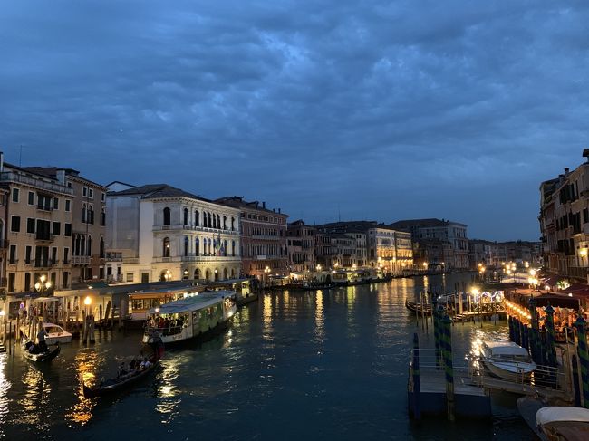 年に一度の９日間休暇、今回はイタリアのヴェネチアとローマへ行ってきました。年末にパリ旅行をしてからヨーロッパのおしゃれな雰囲気に魅了されました！またヨーロッパへ行きたいと思っていたため、今回は観光地としてとーーーっても人気な国イタリアへ行くことに決めました。とても人気で私の知り合いの多くが（ほとんど）訪れたことのあるイタリア。食、ホテル、観光大満喫することが出来ました。<br /><br />まずは１都市目ヴェネチアの思い出を振り返ってみたいと思います。<br /><br />◆飛行機<br />エミレーツ航空<br />経路：羽田空港→ヴェネチア、ローマ→羽田空港<br />料金一人：120,000円（各ＴＡＸ込み）<br />購入サイト：楽天トラベル<br /><br />◆ホテル　すべてBooking.comで予約<br />ヴェネチア：Ｂ＆ＢCa&#39;  Bonvichi  <br />（カナルビュー指定、ツイン、朝食込み）<br />料金：３泊　1部屋71,408円（一泊一人約12,000円）<br /><br />バチカン：Residenza Paolo VI（ツイン、朝食込み）<br />料金：１泊　１部屋32,816円（一人一泊16,408円）<br /><br />ローマ：Hotel Cortina(ツイン、朝食込み）<br />料金：３泊　１部屋51,759円（一人一泊約8,700円）<br /><br />◆日程◆<br />＜１日目＞ヴェネチア<br />羽田空港００：３０－ドバイ０６：１５<br />ドバイ０９：０５－ヴェネチア１３：２５<br /><br />交通：空港～ローマ広場　ＡＴＶＯバス　８ユーロ<br />訪問場所：リアルト市場、ペスカリア広場、リアルト橋、サンポーロ広場<br /><br />＜２日目＞ヴェネチア<br />ブラーノ、ムラーノ島巡り<br />交通：ヴァレッポ１日乗り放題　２０ユーロ<br /><br />＜3日目＞ヴェネチア<br />島内観光<br />サン・マルコ広場、鐘楼、ゴンドラ乗船、アカデミア橋etc<br />移動：徒歩<br /><br />＜４日目＞ローマへ移動<br />高速鉄道ＩＴＡＬＯにてローマへ移動<br />サンタルチア駅１０：００－テルミナ駅１３：４５<br />料金：３９．９ユーロ（5,134円）<br /><br />サン・ピエトロ広場、サン・タンジェロ城<br /><br />＜５日目＞バチカン<br />法王謁見<br />バチカン美術館、サン・ピエトロ大聖堂、システィーナ礼拝堂<br /><br />＜６日目＞ローマ<br />バルベリーニ宮殿、トレヴィの泉、スペイン広場、ポポロ広場<br />移動：電車<br /><br />午後：コロッセオ＆フォロ・ロマーノツアー（ベルトラで予約）<br />ヴェネチ広場、カンピドーリオ広場、フォロ・ロマーノ<br />チルコ・マッシモ・アヴェンティーノの丘、コロッセオ、凱旋門<br />グリーンラインバス乗車<br /><br />＜７日目＞ローマ<br />トラヤヌス市場、ヴェットリオ・エマヌエレ２世記念堂、ジェズ教会<br />サンタマリア・ソプラ・ミネルヴァ教会、パンテオン、サンルイジ・ディフランチェージ教会、ナヴォーナ広場、真実の口・・・その他多々教会<br />カラカラ浴場<br /><br />移動：徒歩、電車<br /><br />＜８日目＞ローマ<br />コロンナ宮、サンタマリアマッジョーレ教会、ディオクレディアヌス浴場跡、サンタマリア・デランジュリ・エ・デイマルティーリ教会<br />サンタマリア・デッラ・ヴィクトリーア教会、共和国広場<br />移動：徒歩<br /><br />テルミナ駅～空港　バス６ユーロ<br /><br />飛行機　<br />エミレーツ航空＜９日目＞<br />ローマ２２：０５－ドバイ０５：５５<br />ドバイ０８：００－羽田２２：４５<br />