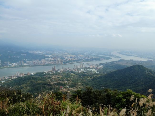 3年前に台湾へ行ったとき、淡水で目の前に見える観音山に登ってみたいなあと思いました。<br />あのころに比べて、平地を歩くことは増えたかも知れないけど、<br />ハイキングに行く機会は減ったような気がする。<br />プラス年齢はそれだけ増えている・・・<br />やっぱり観音山はむりだろうなあ。<br />って思って調べたら見た目より淡水と反対からアクセスすれば簡単に登れるみたい。<br />なら、行ってみようかな。