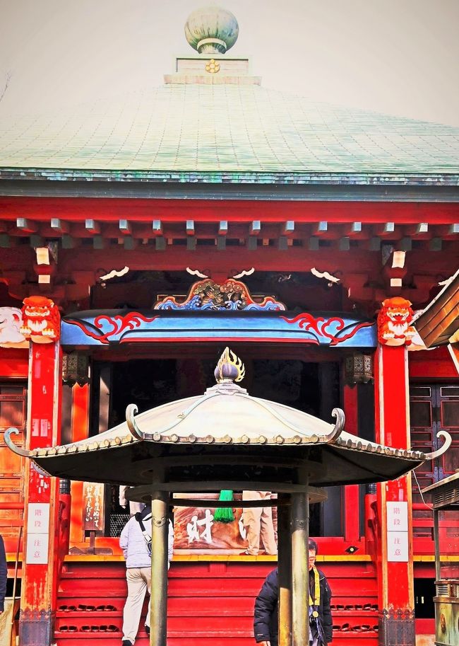 勝福寺（しょうふくじ）は、神奈川県小田原市飯泉にある真言宗東寺派の寺院。山号は飯泉山。本尊は十一面観音で、坂東三十三箇所第5番札所である。飯泉観音（いいずみかんのん）とも称される。 <br /><br />この寺は、奈良時代孝謙上皇の信頼を得たが、上皇の没後下野国薬師寺に左遷されることとなった僧道鏡が下野国へ赴く途中、上皇から賜った十一面観音を相模国足柄下郡千代村に堂宇を建立して安置したのに始まると伝えられる。この観音像は、唐からの僧鑑真が請来したものと伝えられ、当初は補陀落山と号し、道鏡の出身である弓削氏の氏寺であったという。平安時代の830年（天長7年）現在地に移ったとされ、室町時代に現在の勝福寺と号するようになり、後北条氏の帰依を得た。<br />なお、この寺には曾我兄弟（曾我祐成・時致）が仇討ちの際に日参して成就したことや、二宮尊徳が14歳の時、旅僧の訓読する観音経を聞いて発心したという伝説が残されている。 <br />神奈川県指定文化財 <br />本堂　　勝福寺の十一面観音立像<br />神奈川県指定天然記念物 <br />大イチョウ　　勝福寺と八幡神社境内の樹叢<br />小田原市指定文化財<br />仁王門　　銅鐘　　青銅水鉢<br />（フリー百科事典『ウィキペディア（Wikipedia）』より引用）<br /><br />勝福寺　については・・<br />http://www.city.odawara.kanagawa.jp/kanko/spot/iizumikannon.html<br /><br />坂東三十三観音霊場　については・・<br />http://www.bandou.gr.jp/<br /><br />坂東三十三箇所とは、神奈川県・埼玉県・東京都・群馬県・栃木県・茨城県・千葉県にかけてある33か所の観音霊場のこと。 <br />源頼朝によって発願され、源実朝が西国の霊場を模範として札所を制定したと伝えられている。第一番札所の杉本寺から第三十三番札所である那古寺までを巡拝すると、その道程は約1,300キロメートルにもなる。　　　　　　　　　　　　　　　　　　　　　　　　　　　　　　　　　　　　　　<br />第1回　坂東三十三観音霊場　日帰り<br />松戸（7：00）＝＝＝＝西船橋（7：40）＝＝＝＝1：杉本寺（鎌倉）【拝観料込】＝＝＝＝6：長谷寺（厚木）　【高速道路】＝＝＝＝7：光明寺（平塚）＝＝＝＝5：勝福寺（小田原）＝＝小田原・鈴廣＝＝西船橋　<br />　※バス走行距離：約315km　　　　　