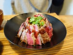 今日の（京の）ランチはステーキ丼。西院で安くておいしいお肉をいただきました。