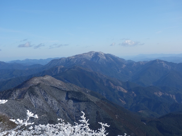 冬でも登ることが出来る山を日本１００名山、２００名山、３００名山の順で調べていました。<br />すると、奈良県内に奈良交通が運営する「霧氷バス」なるバスがあることを発見。<br />近鉄榛原駅から雪山に連れて行ってくれるという代物です。日本３００名山の三嶺山と高見山。<br />早速、旅行計画を立てました。<br />そして当日、１月１８日５時４０分に自宅を出発しました。
