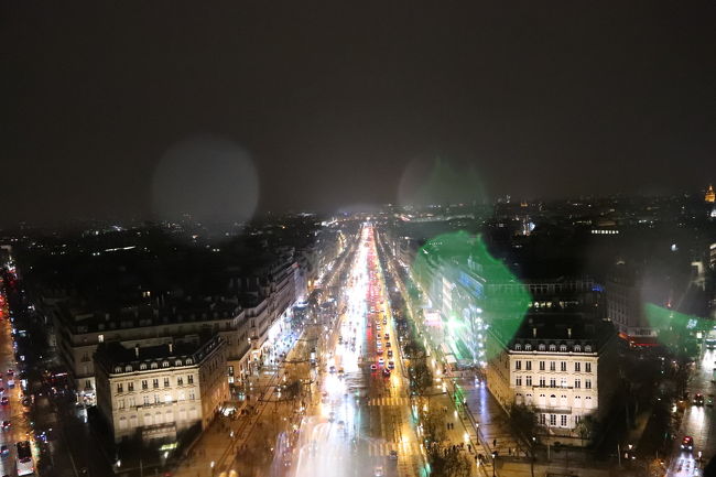 3日目はエッフェル塔、オランジュリー美術館、夜は凱旋門に登り、パリの夜景を見ました。<br />