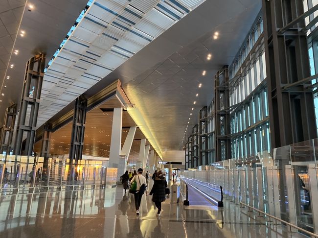 羽田発、ドーハでトランジット<br />19時間かけてウィーンに初上陸<br />カタール航空の旅<br />空港から電車でウィーン中央駅に移動<br />
