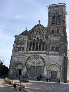 ヴェズレーのサント・マドレーヌ・バジリカ聖堂の行く。次にフォントーネ修道院に行く