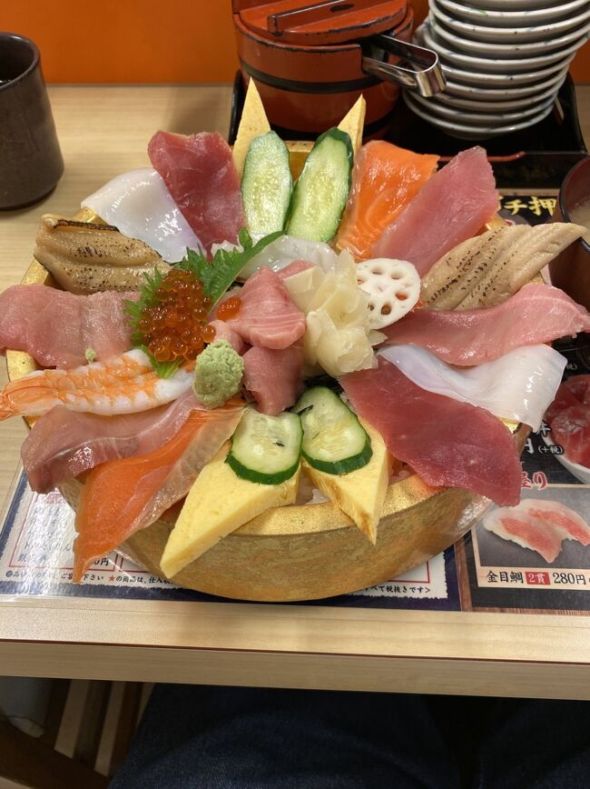旅行前日某ファミリーレストラン店で海鮮三種丼を食べましたが、ふと食べてると本場に行って食べなかんわなぁーと胃袋に言われて、早速次の日始発で理想の海鮮探しの旅に出ました。もちろん生ビールも当たり前田のクラッカーでスキあらば飲みます。ついでに昭和レトロな物も旅します。