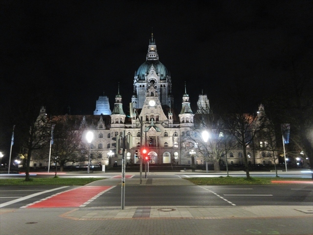 ハノーバー空港前にあるマリティムエアポートホテルハノーファーに宿泊し，朝食後に電車で中央駅へ．時間が早かったのでスーツケースをホテルに預けて，早速市内観光へ．観光案内所で無料の地図を貰い，その後徒歩で観光へ．ハノーファー市内の観光は，道路にラインが敷いてあり，ラインに沿って歩けば主な観光地を回れるようになっています．距離は少しありますがゆっくり歩いても3時間くらいあれば回れるのではないでしょうか？今回見たかったのは市庁舎とニーダーザクセン州立博物館の二つだったので，先ずそこを見て，その後夕方までブラブラと街中を散策していました．実はクリスマスの1ヶ月前からクリスマスの出店？が始まっていて，調度昼は出店を作っている最中でした．スペインへ向かう前の日の晩に市内を散策したところ，市内のメインストリートはイルミネーションで飾られ，沢山の人達がクリスマスの買い物に来ていました．