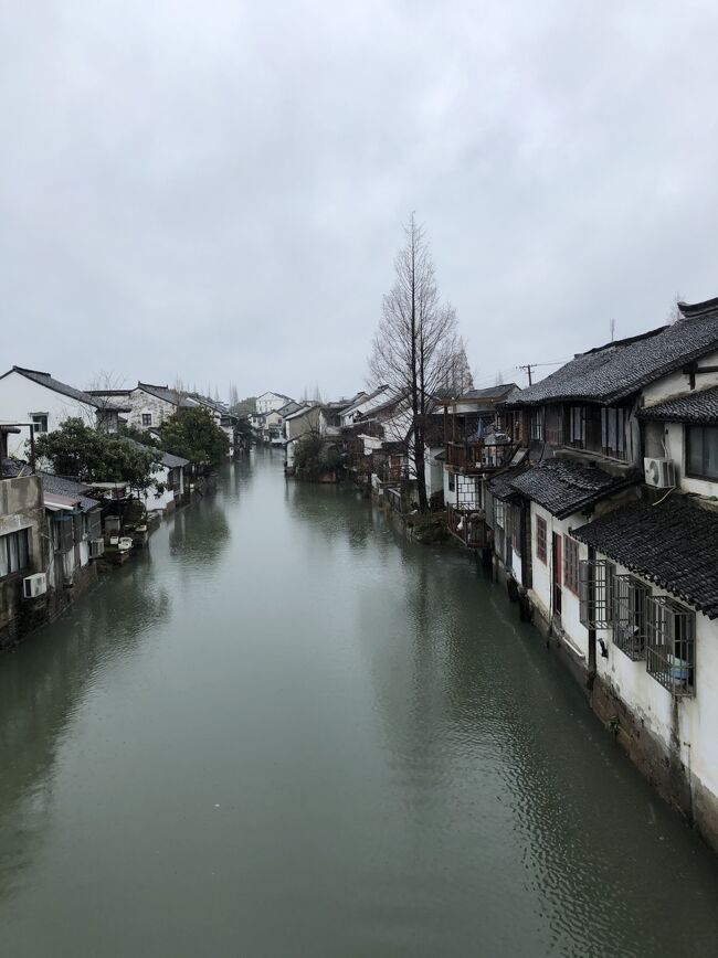 今年一発目の旅は新型コロナウイルスが感染拡大する少し前の上海への二泊三日の週末一人旅。<br /><br />もともと長江河口南岸に位置している土地柄か、郊外には水郷古鎮が数多く残されている。水郷は河川や運河が町の中に張り巡らされている場所で、古鎮は古い街並みの残る町のこと。<br /><br />行き当たりばったりだけど、いくつ回れるのかとりあえず行ってみた。