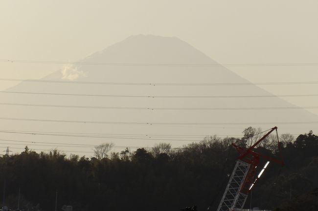 今年の国内のカレンダーでは2月23日は「天皇誕生日」の祝日だ。昨年(平成31年/令和元年)には代替わりのために国民の祝日「天皇誕生日」はなかった。令和2年になって2年振り(14ヶ月振り)で「天皇誕生日」の祝日を迎えた。<br /> 2月23日は富士山の日だという。富士山好きの私でも知らなかったのだが、今週になって知った。<br /> お昼過ぎに大船駅から戸塚駅に向かう途中で2箇所、富士山が見えた。山並の上に頭を出した白い雪化粧姿の富士山である。まるで都内から見る富士山のようだ。<br /> 4時頃になって、せっかくなのだからと思い、富士山を写真に撮ることにした。朝方見るような富士山ではなく、ボーとシルエットが見えるだけだ。4箇所富士山のビュースポットを巡ったがどれもこれもボーとした富士山だ。<br />(表紙写真は富士山)