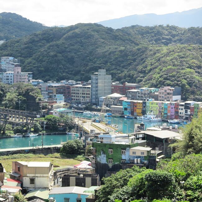 基隆ではいつも望幽谷や潮境公園へ行くのですが、その途中にある正濱漁港や阿根納造船廠は、インスタグラムでよく見かける人気のスポットです。というわけで台北から半日、基隆旅行で和平島を訪れました。<br /><br />どこかへ行くとつい高くて見晴らしのいいところから景色を眺めたくなるので、和平島で一番高いところにある天顕宮へ寄ってみました。観光スポットしてはマイナーですが、五百羅漢の並ぶ参道や荘厳な廟は、個人的パワースポットとして再訪したくなる場所でした。<br /><br />その後は昼でも営業している廟口夜市へ。コロナ禍で観光客が減り、多少緊張感のある雰囲気でしたが、明るい太陽の下で、いつものように螃蟹羹と大麺炒を楽しみました。